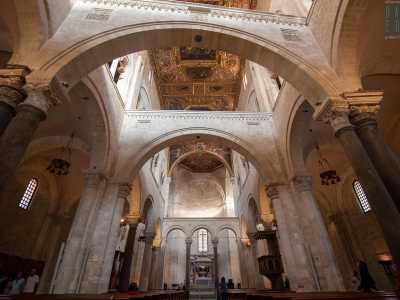 ...mentre in alto tre arcate a tutto sesto sfilano una dopo l�altra nella navata centrale. Camminiamo con il naso all�ins�, rapiti dalle splendide immagini che si rincorrono e decorano il soffitto